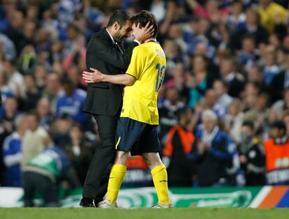 Pep Guardiola celebra con Lionel Messi