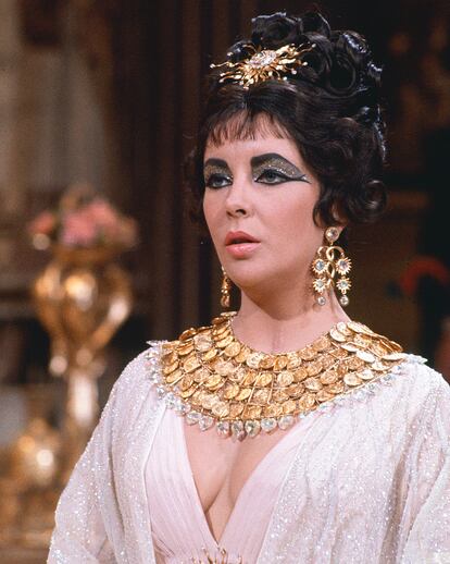 Elizabeth Taylor caracterizada como una Cleopatra cubierta de oro en 1963.