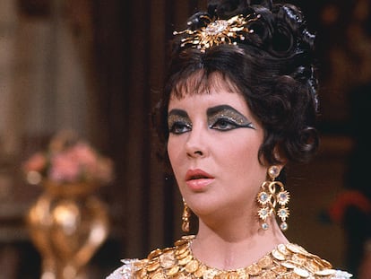 Elizabeth Taylor caracterizada como una Cleopatra cubierta de oro en 1963.