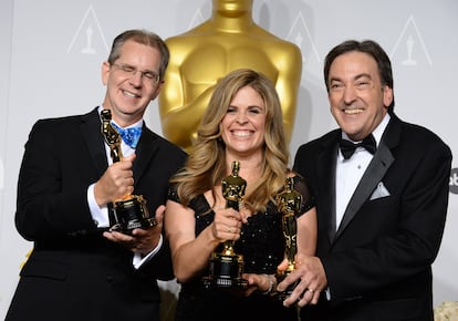 Chris Buck, Jennifer Lee, y Peter Del Vecho posan con el Oscar que recibió 'Frozen' a Mejor Película de Animación en marzo de 2014.