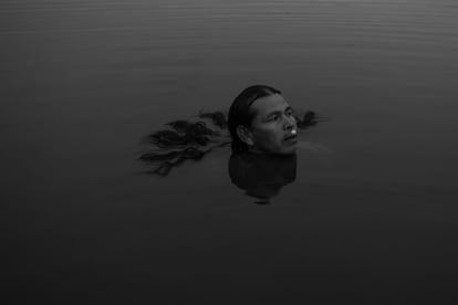 Gabriel Senencina, líder shipibo-konibo, nada en el lago Cashibo de la selva después de haber estado bajo una estricta cuarentena de cinco meses, encerrado en la ciudad de Lima, en la superpoblada comunidad indígena de Cantagallo, sin agua potable ni alimentos. Allí, como líder, fue testigo de la muerte de tres amigos shipibo-konibo a causa de la covid-19. En julio de 2020, Senencina pudo regresar a la Amazonía, su lugar de origen.