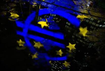 Un símbolo del Euro se refleja en el agua frente a las instalaciones del Banco Central Europeo en Fráncfort (Alemania). EFE/Archivo