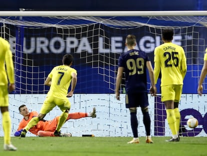 Gerard Moreno anota de penalti este jueves ante el Dinamo de Zagreb en la ida de los cuartos de final de la Europa League.