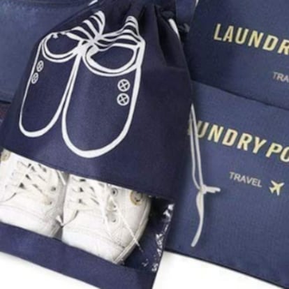 Con bolsas de zapatos