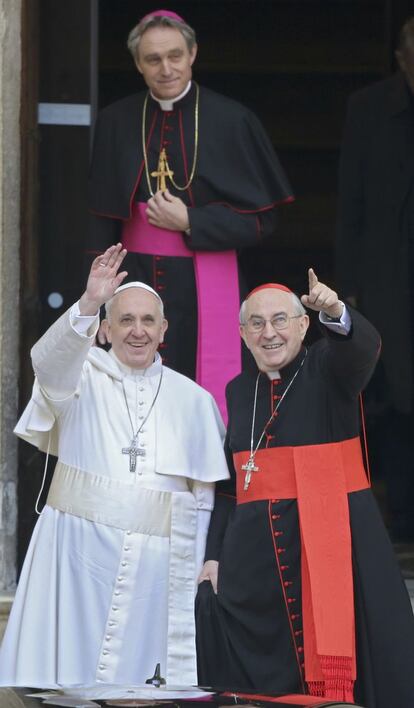 El papa Francisco, saluda a los fieles en el exterior de la basílica de Santa María la Mayor en Roma. En este acto ha querido acompañarle Georg Gaenswein (al fondo), secretario personal de Benedicto XVI.