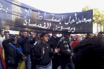 Manifestantes portan una pancarta con un mensaje anticorrupción en una marcha en ayer en Oujda, en celebración del primer aniversario del Movimiento 20 de febrero, que tuvo su origen en la Primavera Árabe.
