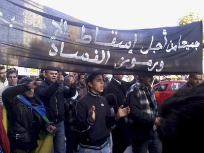 Manifestantes portan una pancarta con un mensaje anticorrupci&oacute;n en una marcha en ayer en Oujda, en celebraci&oacute;n del primer aniversario del Movimiento 20 de febrero, que tuvo su origen en la Primavera &Aacute;rabe.