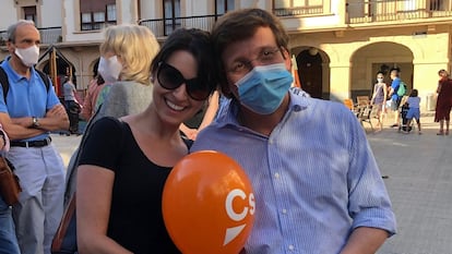 Pilar Rodríguez y José Luis Martínez-Almeida, durante la campaña electoral del País Vasco en 2019.