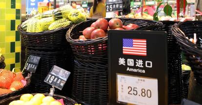 Fruta de Estados Unidos a la venta en un supermercado de Pek&iacute;n (China).