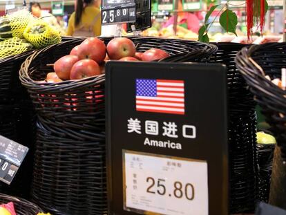 Fruta de Estados Unidos a la venta en un supermercado de Pek&iacute;n (China).