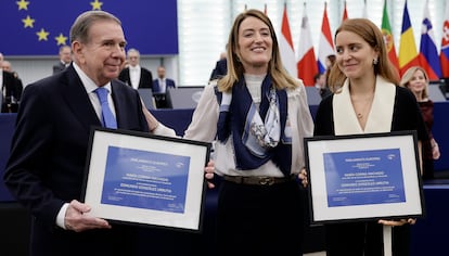 El candidato presidencial de la oposición venezolana, Edmundo González Urrutia, junto a la presidenta de la Eurocámara, Roberta Metsola, y la hija de María Corina Machado, al recibir el premio Sájarov, el 17 de diciembre en Estrasburgo.