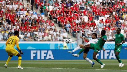 El egipcio Mohamed Salah marca el primer gol del partido.