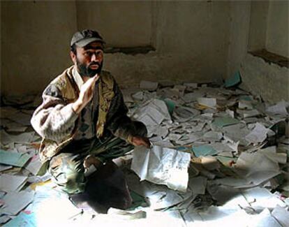 Un soldado de la Alianza, entre documentos dejados por los talibanes en la base de Bishar.