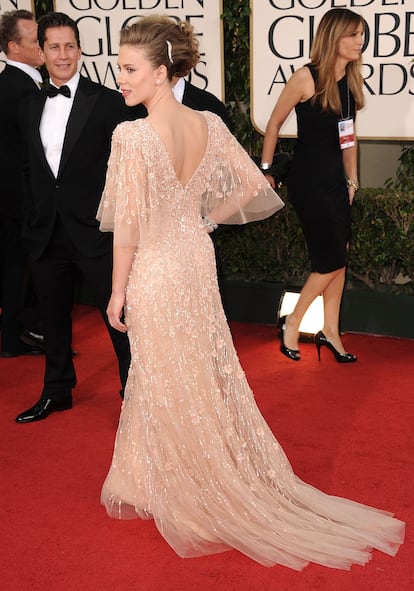 2011. Cada vez más interesada en diseñadores internacionales, en 2011 eligió a Elie Saab para vestirse en la 68ª edición de los Globos de Oro. El diseño, de la colección de alta costura Primavera 2011, evocaba la elegancia del Hollywood de los años 40. Empezamos a tener detalles cada vez más minuciosos sobre sus “looks”, ya que la alfombra roja se había convertido ya en un evento global y las marcas se publicitaban a través de ella. Así, sabemos que las joyas eran de Van Cleef & Arpels y los zapatos de Jimmy Choo.