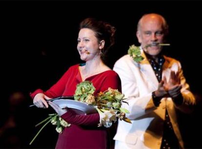La soprano Bernarda Bobro y John Malkovich en <i>La comedia infernal</i>,<b> el sábado en Peralada.
