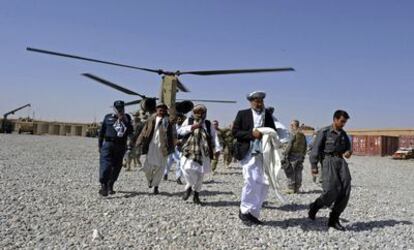 Miembros del Gobierno afgano de la provincia de Kabul aterrizan ayer en el centro del distrito para una ceremonia oficial de la policía.