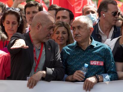 Los secretarios generales de CC OO y UGT, Unai Sordo (a la izquierda) y Pepe Álvarez. En el centro, la ministra de Trabajo, Yolanda Díaz.