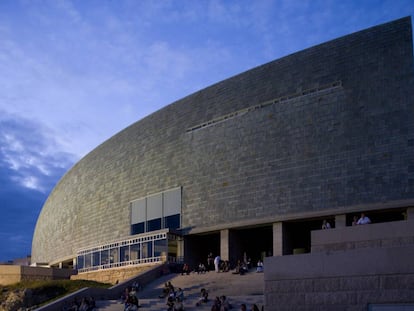 Domus: La casa del hombre, en A Coruña, se retuerce como castigado por las violentas olas y el viento oceánico. Visible desde cualquier parte de la ciudad se ha convertido ya en un icono coruñés. |