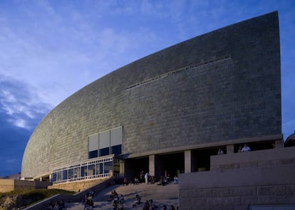 Domus: La casa del hombre, en A Coruña, se retuerce como castigado por las violentas olas y el viento oceánico. Visible desde cualquier parte de la ciudad se ha convertido ya en un icono coruñés. |