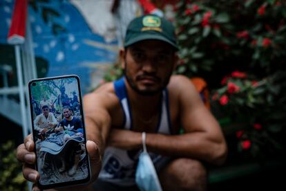 Edgar Rivero muestra una fotografía de su viaje por la selva del Darién. Edgar forma parte del primer grupo de venezolanos deportado por el Gobierno norteamericano y tiene como objetivo reunirse con su familia en Venezuela en cuanto reúna fondos para volver a su país. 