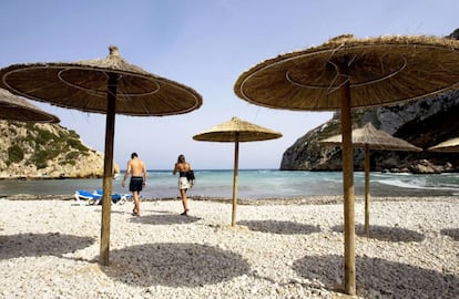 Nada como disfrutar a primera hora de un día fuera de temporada del entrante majestuoso del Mediterráneo; bracear escuchando el aleteo rítmico de los guijarros empujados por las olas. El restaurante Sur (www.restaurantesur.com) dispone de barco y huerto propios.