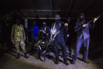 Hoy, años después de la guerra civil de los años ochenta, la sociedad salvadoreña se enfrenta a una realidad diferente, pero también cruel. Los grupos armados de autodefensa han surgido debido a la falta de seguridad proporcionada por la policía y el ejército en las zonas más remotas de la capital de El Salvador.