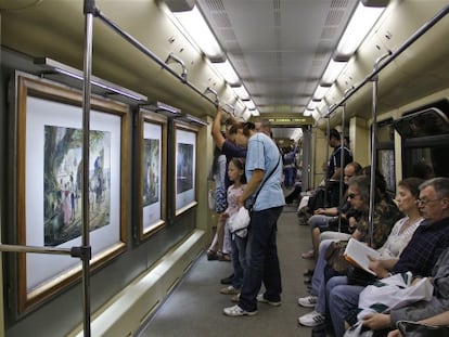 En los vagones del tren Akbarel se ven hoy en día obras de Karl Briullov Aleksándr Deyneka o Vladímir Lebedev.