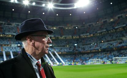 Bobby Charlton en el césped del Bernabéu.