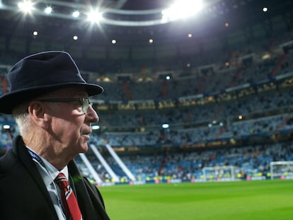 Bobby Charlton en el césped del Bernabéu.