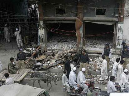 Fachada del hotel Marhaba de Peshawar, en el noroeste de Pakistán, donde ayer se produjo la explosión.