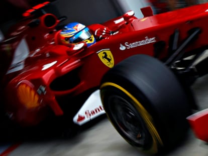 Fernando Alonso sale del box con su Ferrari en una imagen de archivo.