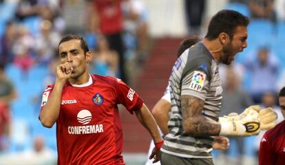 Diego Castro celebra su gol, ante la rabia del portero del Zaragoza Roberto Jiménez.