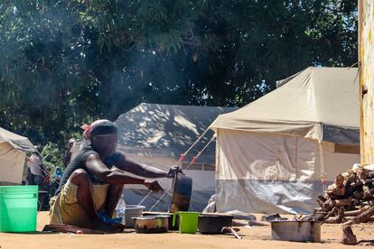 Una mujer cocina en el campo de desplazados internos de Metuge, en la provincia de Cabo Delgado.