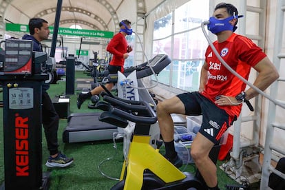 Jugadores de la selección chilena de fútbol entrenan con cámaras de hipoxia como preparación ante el partido contra Boliva en El Alto, a 4.150 metros de altura.