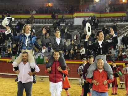 Rui Fernandes, Lea Vicens y Leonardo Hernández, a hombros.