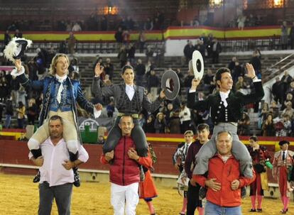 Rui Fernandes, Lea Vicens y Leonardo Hernández, a hombros.