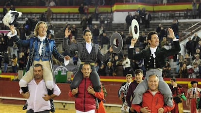 Rui Fernandes, Lea Vicens y Leonardo Hernández, a hombros.