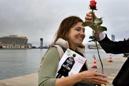 Los escritores de <i>La nave de los libros, </i>ayer en la cubierta del barco al llegar a Barcelona.