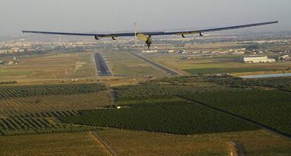 Imagen facilitada por Solar Impulse del avión Impulse II, propulsado con energía solar y pilotado por el suizo Bertrand Piccard, mientras se dispone a aterrizar en el aeropuerto de San Pablo, de Sevilla.