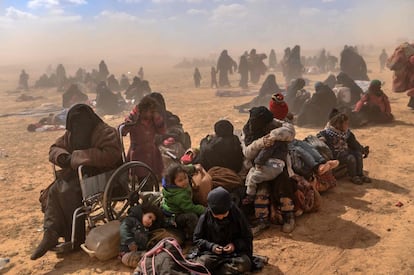 Un grupo de niños y mujeres recién evacuados de Baghuz, esperan a pasar la inspección de unos milicianos kurdos, el pasado miércoles. Más de 7.000 civiles, principalmente mujeres y niños, huyeron del último reducto del ISIS entre el 4 y el 5 de marzo.