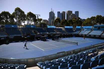 Dos jugadores entrenan en las instalaciones de Melbourne Park, Australia.