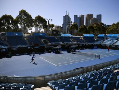 Dos jugadores entrenan en las instalaciones de Melbourne Park, Australia.