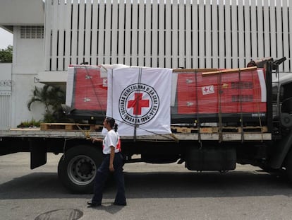 O primeiro carregamento de ajuda da Cruz Vermelha, que inclui geradores elétricos para hospitais, chega a Caracas na terça-feira.