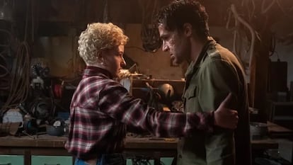 Julia Garner y Christopher Abbott, en 'Hombre lobo'.