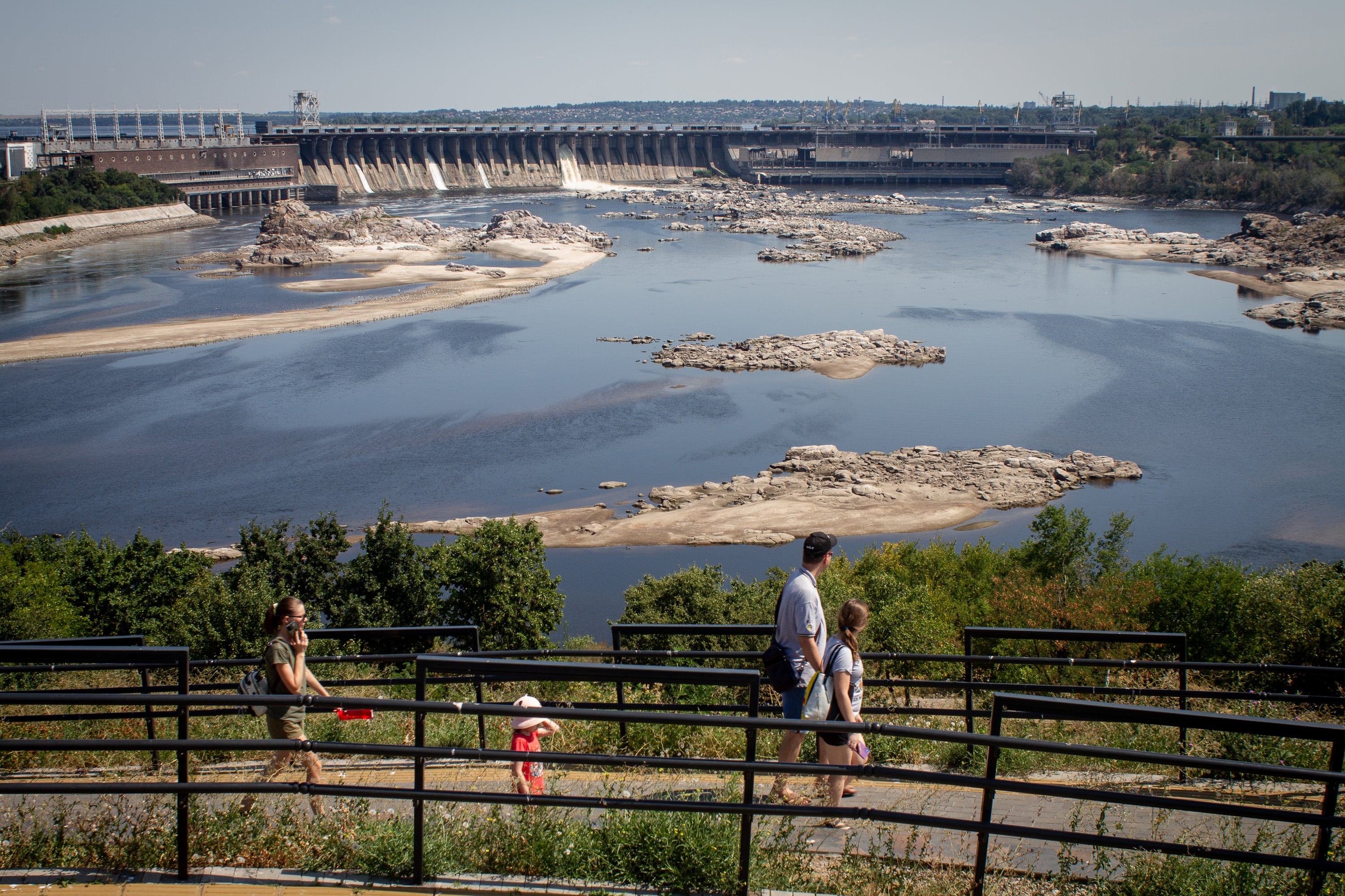 La destrucción de la presa de Nova Kajovka un año después: vecinos sin agua potable y campos perdidos