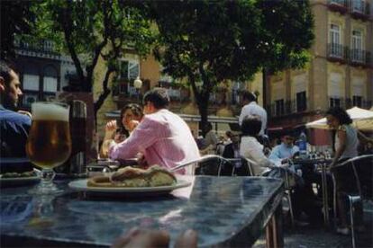 Terraza en la plaza de las Flores, uno de los rincones típicos para el tapeo en el centro de Murcia. Aquí se encuentra, por ejemplo, el bar La Tapa, todo un clásico.