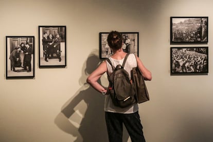 Una mujer observa una fotografía en la exposición 'Un impulso extraño' de la Casa Árabe.