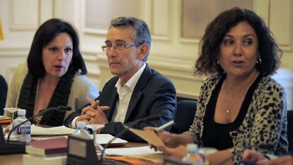 El nuevo portavoz socialista, Antonio Torres, este martes en la Junta, entre las diputadas Carmen Martínez y Carmen Ninet.