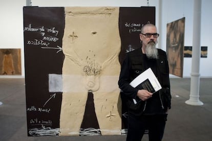 Miquel Tàpies, ante una de las obras de la muestra.