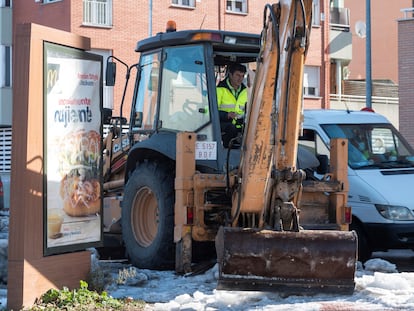 Operarios del Ayuntamiento de Madrid, durante la retirada de la nieve y el hielo de las calles de la ciudad.